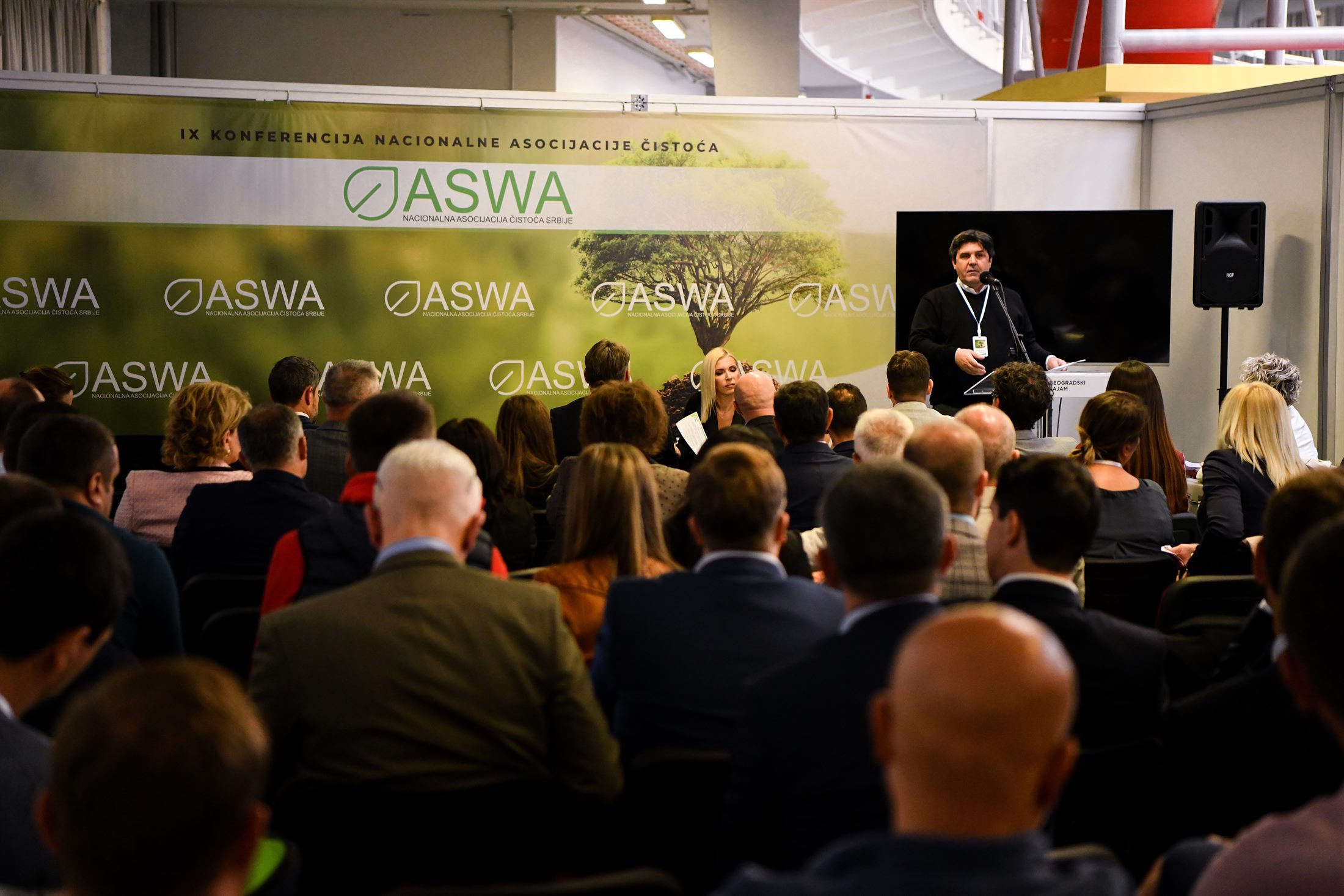 Govornik i puna sala na ASWA konferenciji